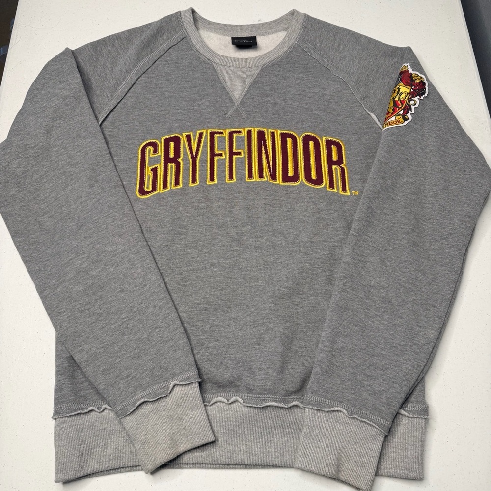 Warner Bros. Gray Crewneck Sweatshirt with Gold & Red Gryffindor Logo - Picture 7 of 8